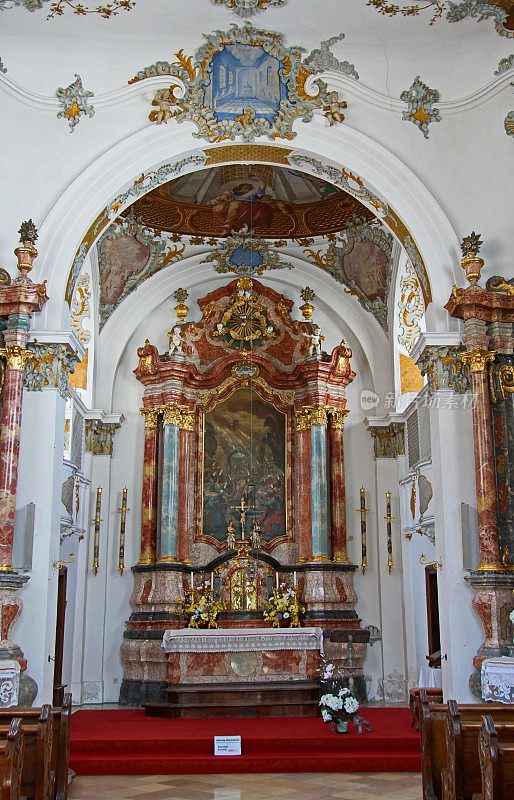 圣神教堂的祭坛(Heilig Geist Spitalkirche)在历史悠久的古镇Füssen。Allgäu，巴伐利亚-德国。